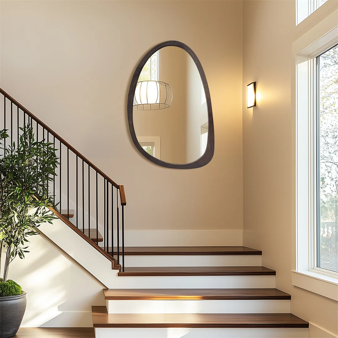 Vue d'ensemble du miroir mural asymétrique dans un intérieur chic et minimaliste