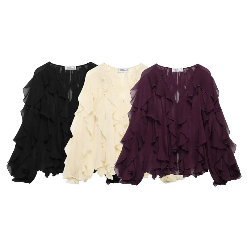 Femme portant un chemisier beige ample à col V et manches longues