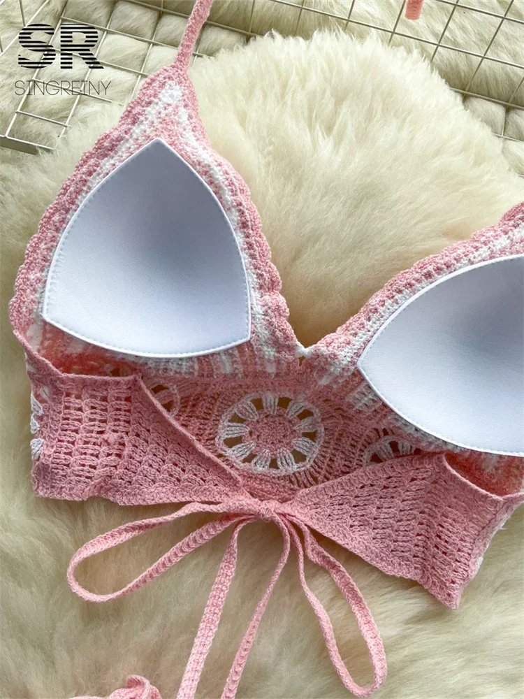 Vue d'ensemble de l'ensemble tricot 2 pièces sur un fond neutre