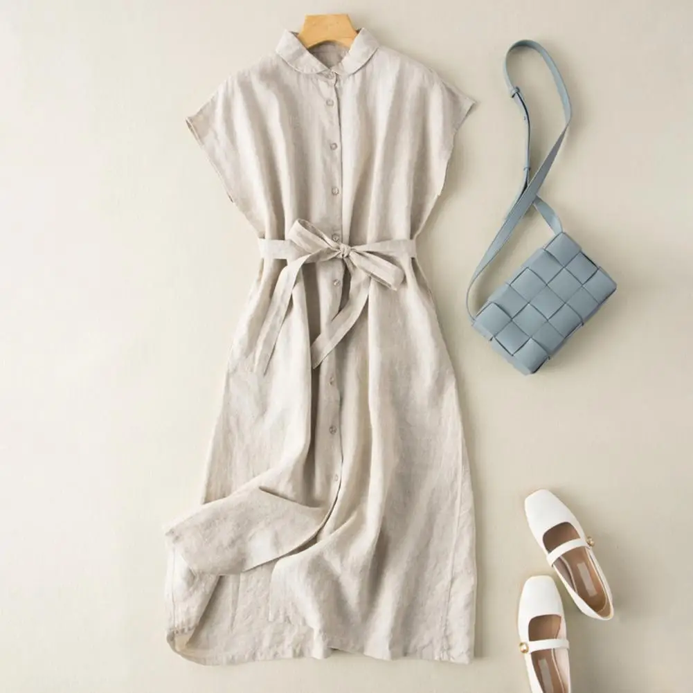 Femme portant une robe chemise midi en lin et coton beige