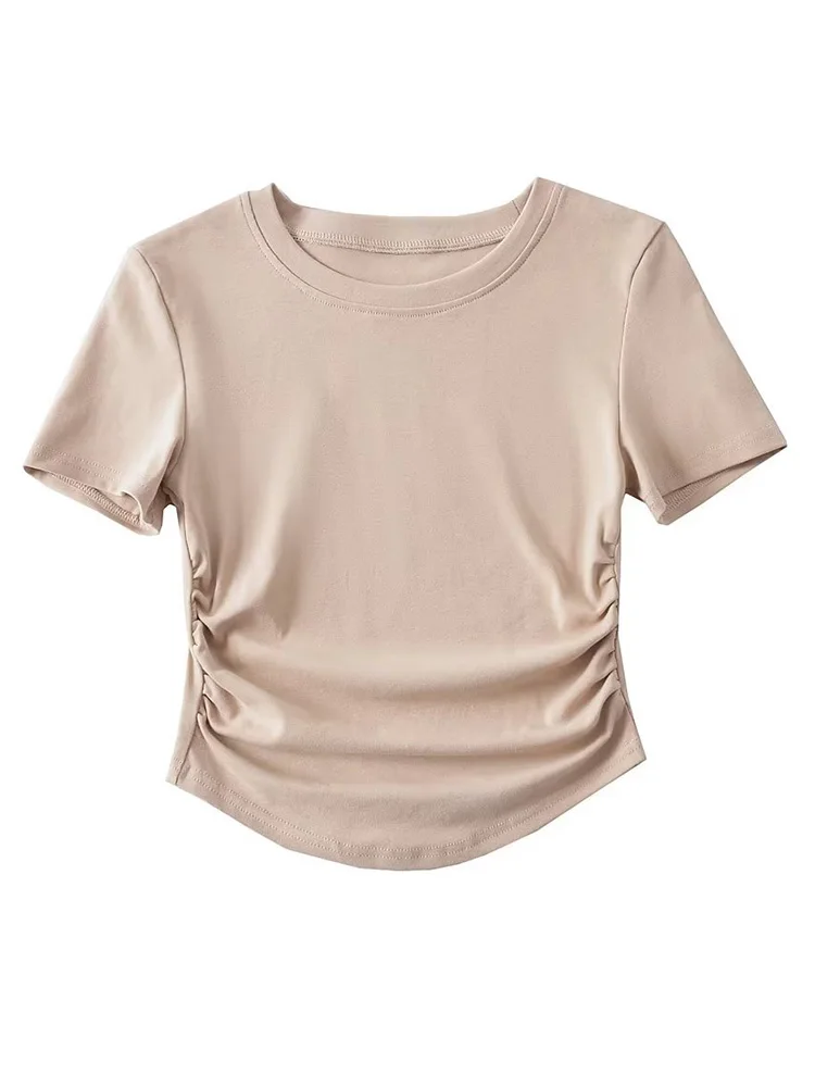 Femme portant un t-shirt Harajuku Y2K avec fronces