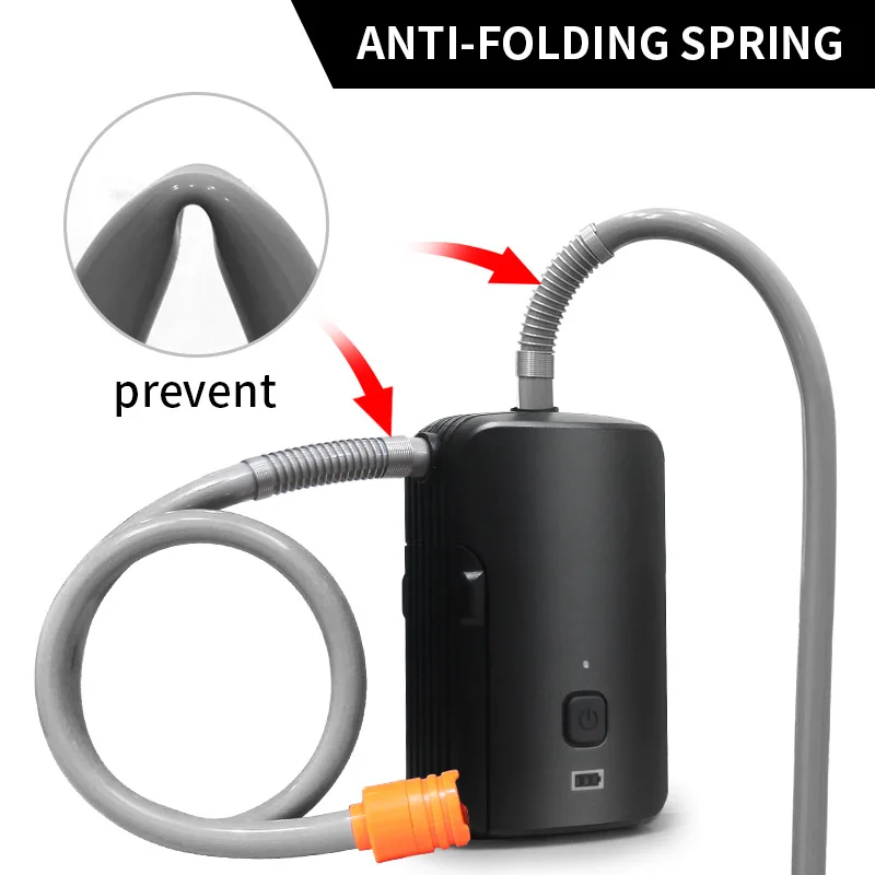 Douche de camping suspendue à une branche, en utilisation