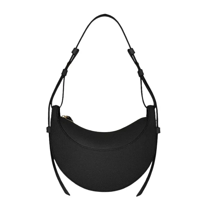 Sac à main femme en cuir porté avec un angle de vue moderne