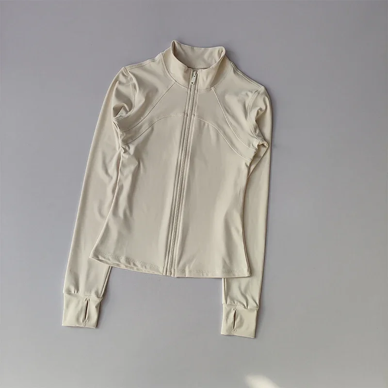 Femme posant en haut de fitness coupe-vent