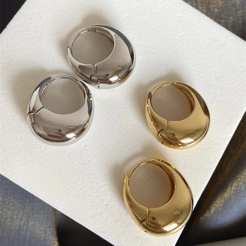 Créoles chunky en acier inoxydable portées