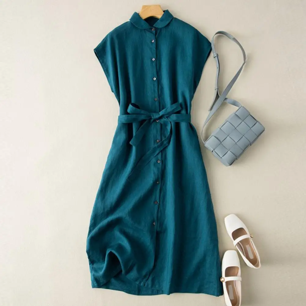 Détail du col revers et des boutons d'une robe en lin et coton