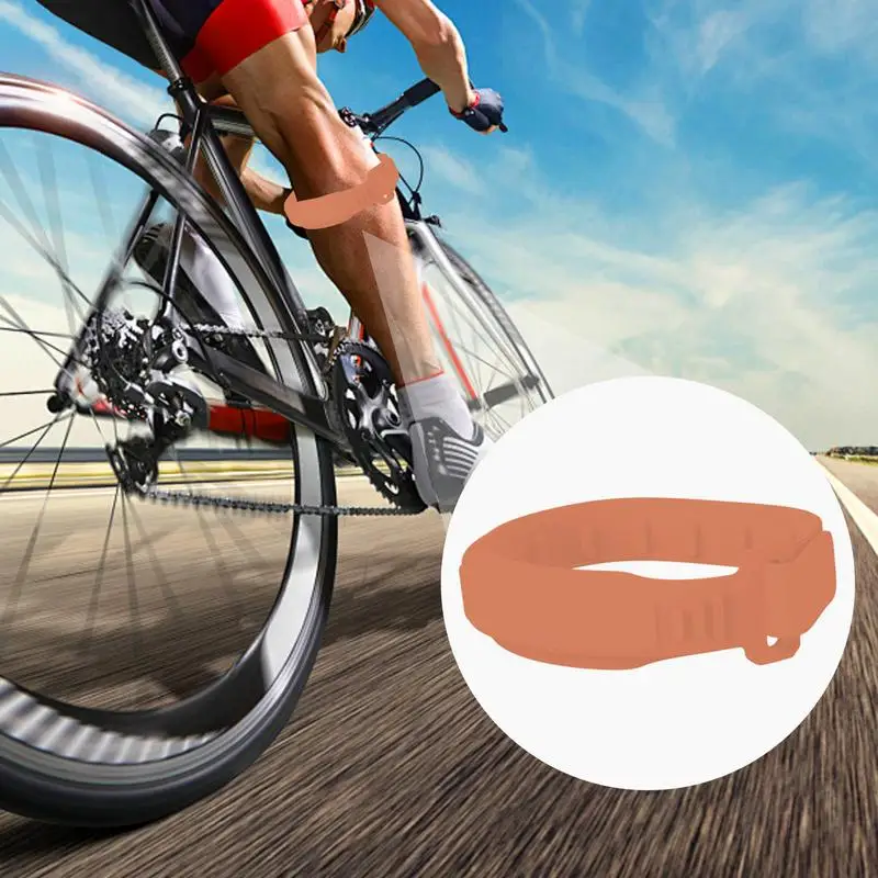 Femme pratiquant la course à pied avec une genouillère rotulienne, mettant en avant le soutien et la liberté de mouvement