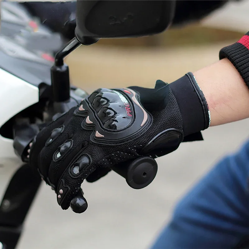 Motard portant des gants de course avec coque dure