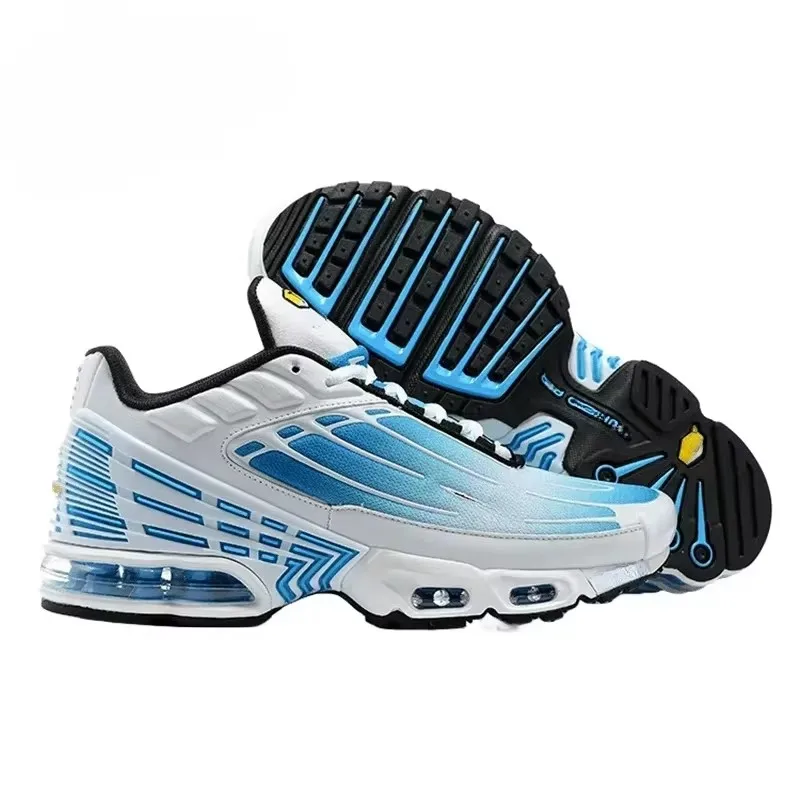 Chaussures de running argent et noir en action