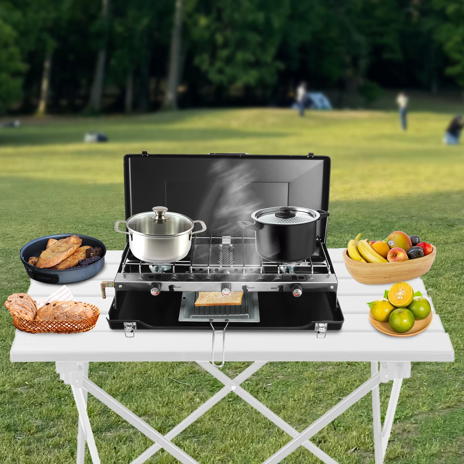 Personnes utilisant le réchaud portable pour cuisiner en camping