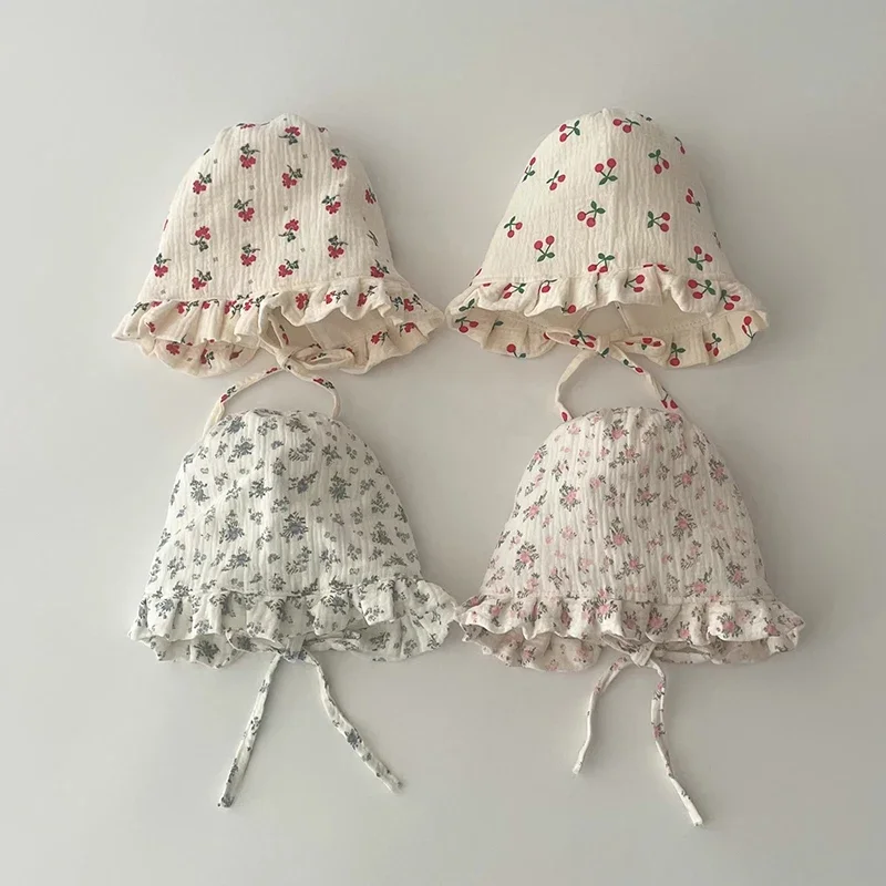 Bébé portant chapeau de soleil en coton