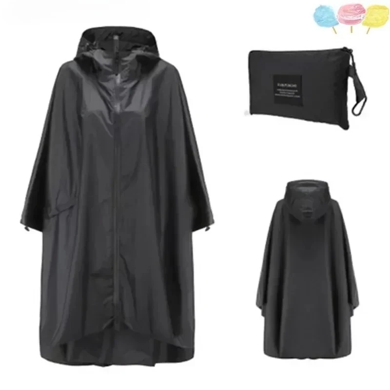 Poncho plié dans sa pochette de rangement compacte