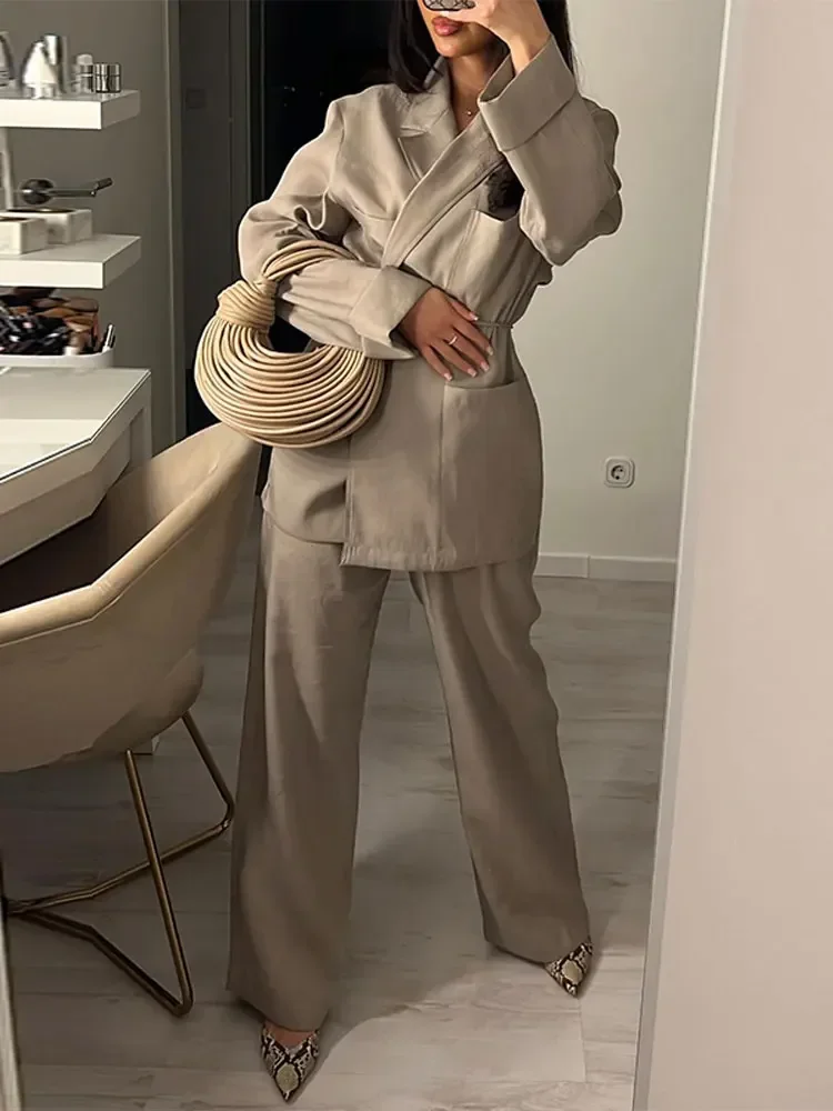 Femme posant avec l'ensemble, montrant la liberté de mouvement