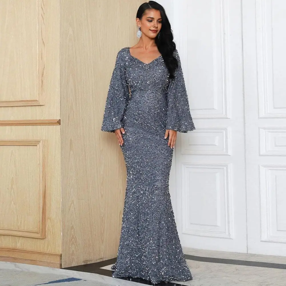 Modèle portant la robe de soirée scintillante lors d'une fête