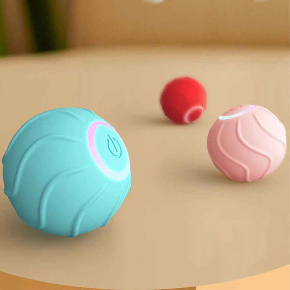 Balle interactive pour chat en mouvement sur le sol