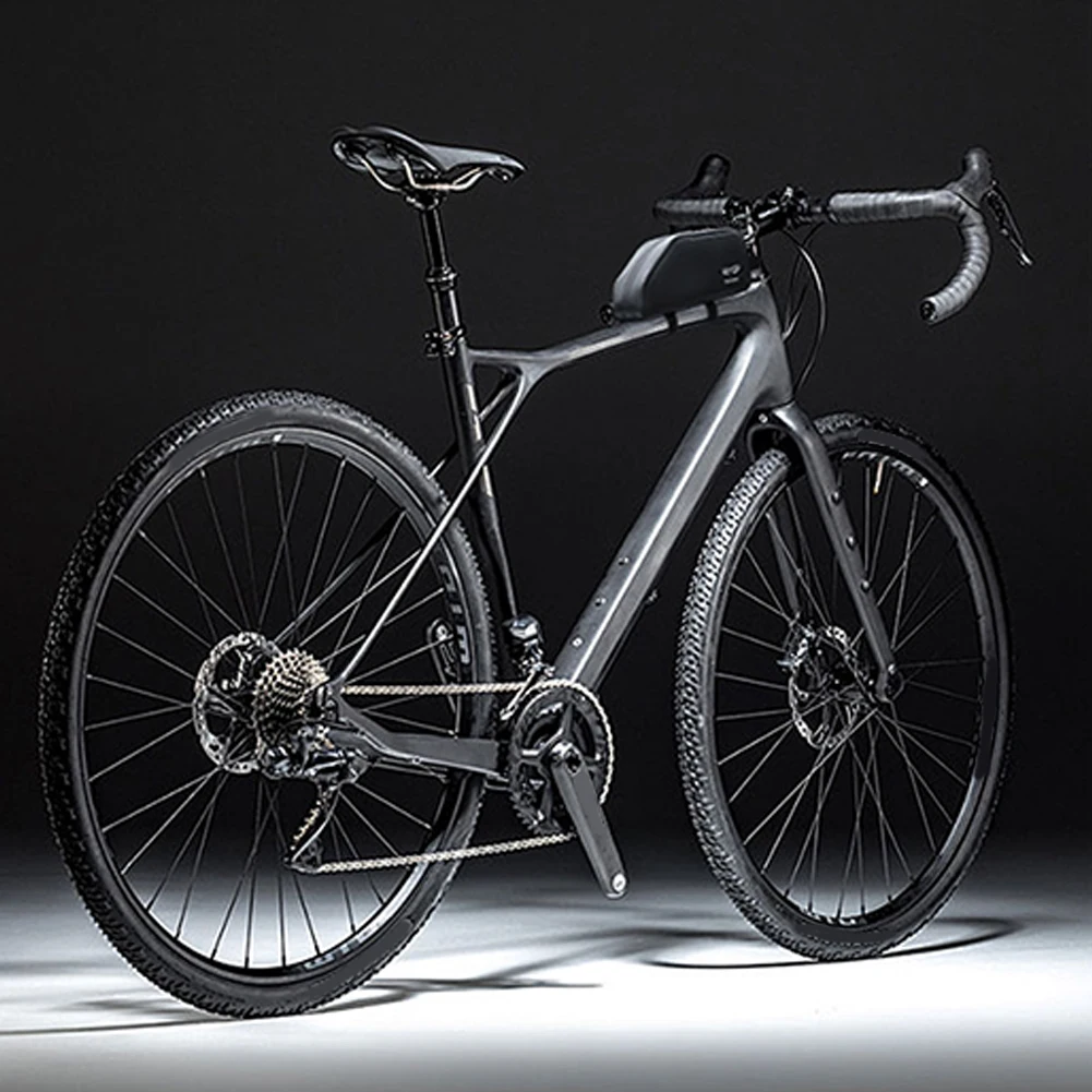 Sac de vélo fixé sur un VTT en pleine nature