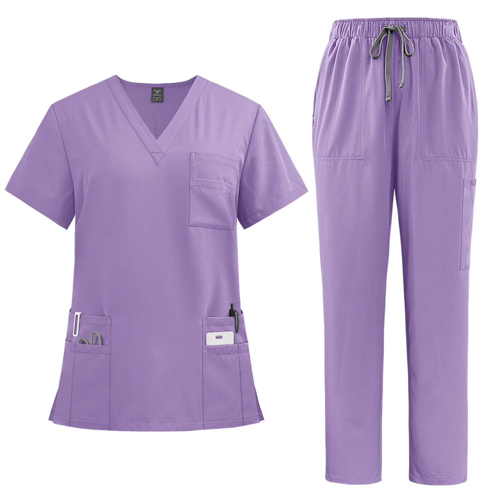 Infirmière portant un ensemble scrub bleu clair en mouvement