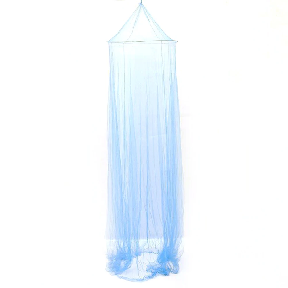 Moustiquaire de lit bleue pour chambre de garçon.