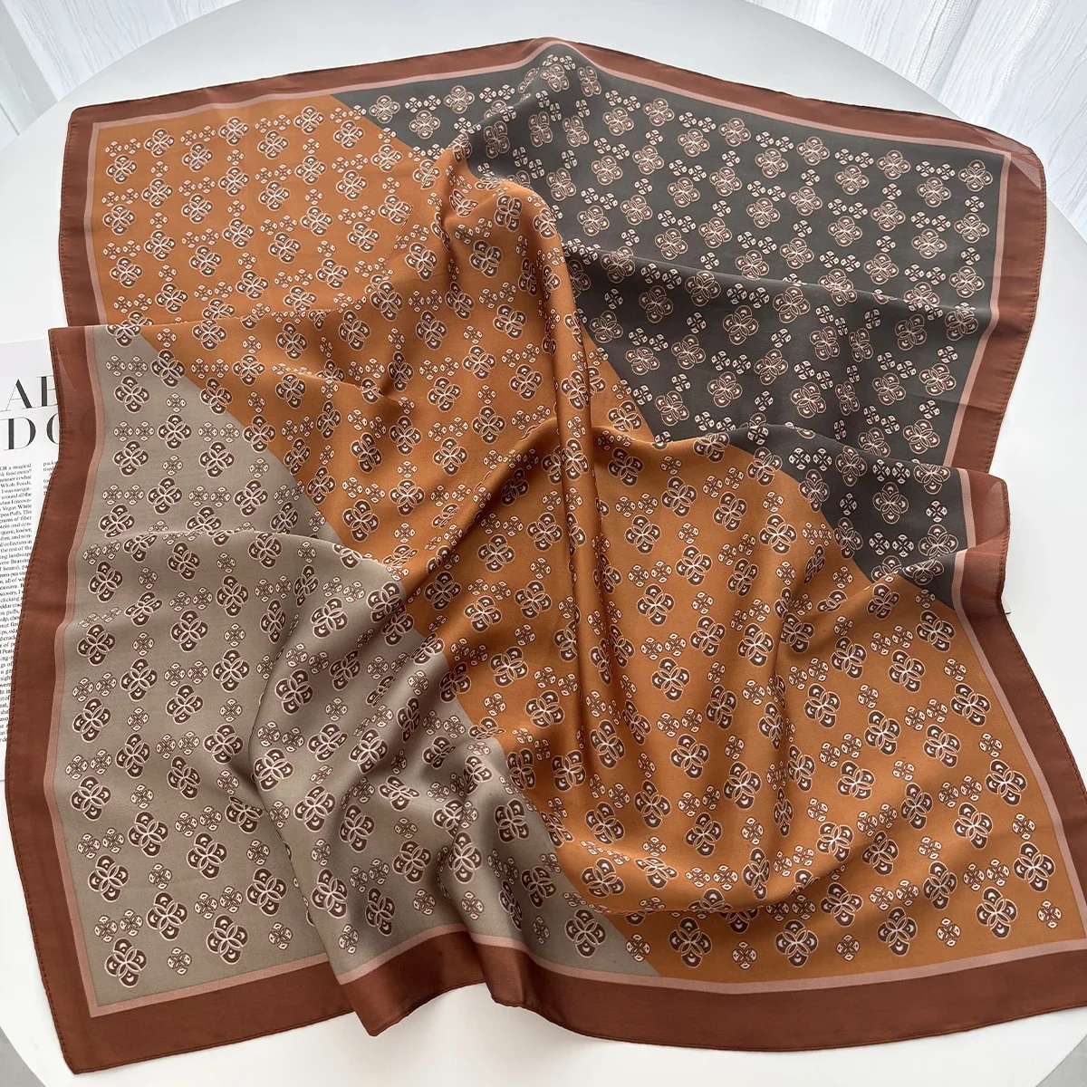 Foulard satiné avec motif géométrique, accessoire de mode lifestyle