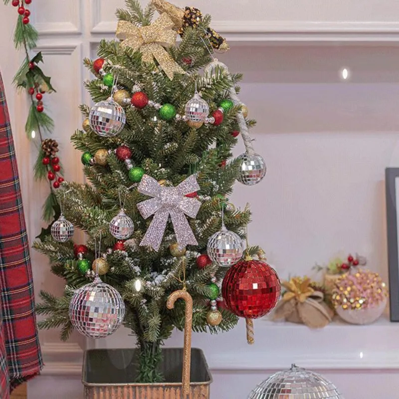 Boule disco brillante dans un environnement sombre