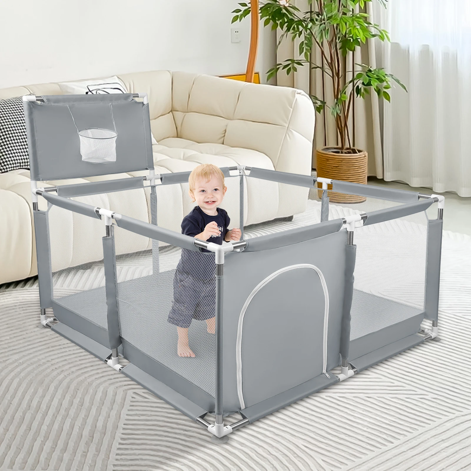 Bébé jouant dans un parc d'éveil sécurisé avec panier de basketball